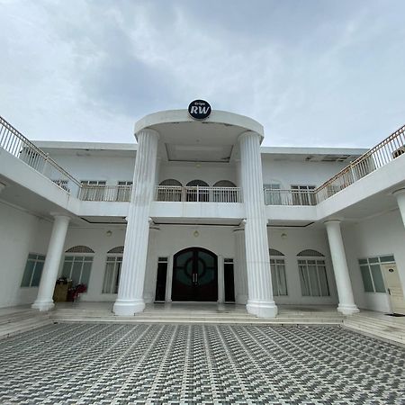 Griya Rw Family Guest House Redpartner Surakarta (Solo) Exterior foto