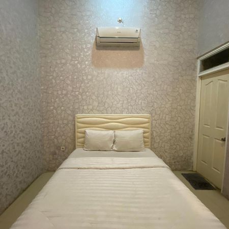 Griya Rw Family Guest House Redpartner Surakarta (Solo) Exterior foto
