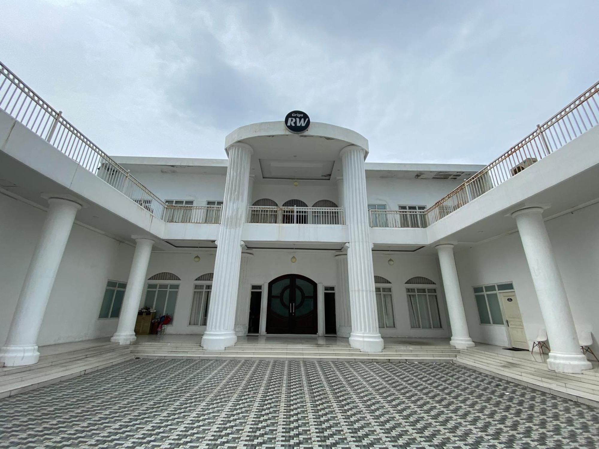 Griya Rw Family Guest House Redpartner Surakarta (Solo) Exterior foto